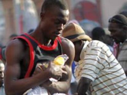 Haitianos pelean por la comida en las calles de Puerto Príncipe