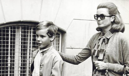 Grace Kelly con su hijo, el príncipe Alberto, en la década de los sesenta.