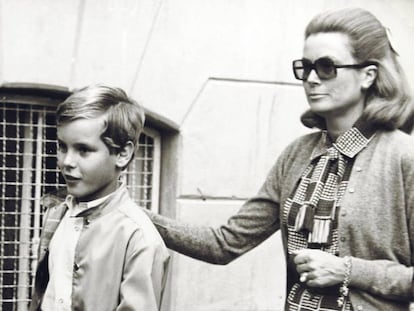 Grace Kelly con su hijo, el pr&iacute;ncipe Alberto, en la d&eacute;cada de los sesenta. 