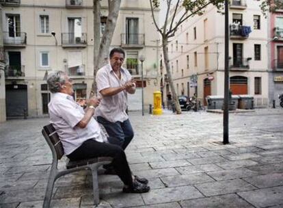 Kiko y Antonio, vecinos de la plaza del Raspall de Gràcia, hacen gala de su arte entre rumbero y flamenco.