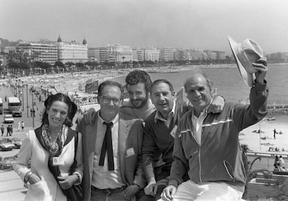 Mario Camus (segundo por la izquierda), junto a los actores (desde la izquierda) Terele Pávez, Juan Diego, Alfredo Landa y Paco Rabal, en el Festival de Cannes, en 1984, durante la presentación de 'Los santos inocentes'.