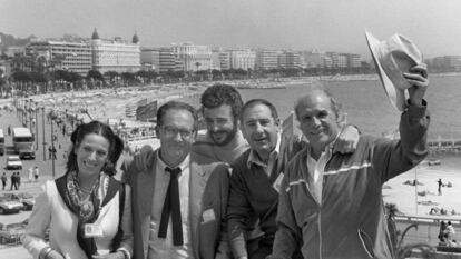 Mario Camus (segundo por la izquierda), junto a los actores (desde la izquierda) Terele Pávez, Juan Diego, Alfredo Landa y Paco Rabal, en el Festival de Cannes, en 1984, durante la presentación de 'Los santos inocentes'.