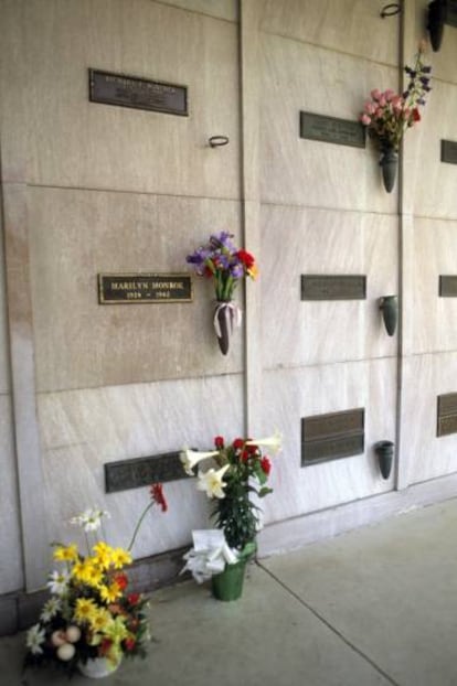 Los restos de Marilyn Monroe descansan en una sencilla tumba del Westwood Memorial Park de Los Ángeles. Nada hace indicar que allí descansa una de las mujeres más glamurosas de las historia de Hollywood.