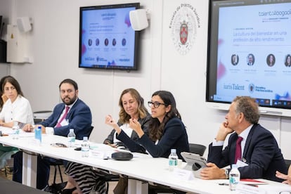 De izquierda a derecha: Carlos García-León, socio director de Legal Reputation; la psicoterapeura Marisa Méndez; Nuría Martín, directora de RRHH de Cuatrecasas, y Javier Moreno, socio fundador de IurisTalent. Foto: Legal Reputation