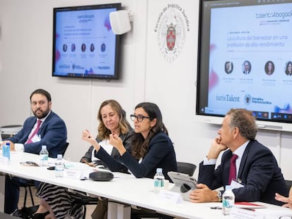 De izquierda a derecha: Carlos García-León, socio director de Legal Reputation; la psicoterapeura Marisa Méndez; Nuría Martín, directora de RRHH de Cuatrecasas, y Javier Moreno, socio fundador de IurisTalent. Foto: Legal Reputation