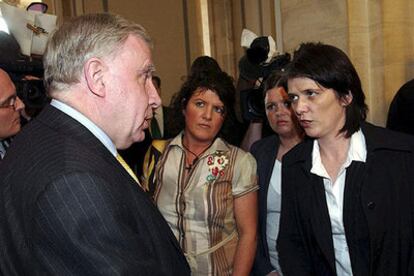 El ministro británico para Irlanda del Norte, Paul Murphy, conversa con las hermanas McCartney en Washington.