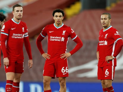 Shaquiri, Henderson, Alexander Arnold y Thiago se lamentan tras el 0-1 del Brighton.