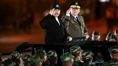Daniel Ortega con el Comandante en Jefe del ejército, General Julio César Avilés, saludan a los soldados después de su juramento en la Plaza de la Revolución en Managua, en 2020.