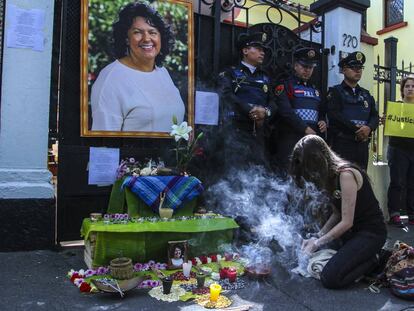 Manifestantes en la embajada de Honduras en México por el asesinato de Berta Cáceres.