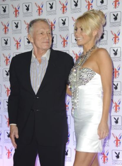 Hugh Hefner y su nueva esposa.