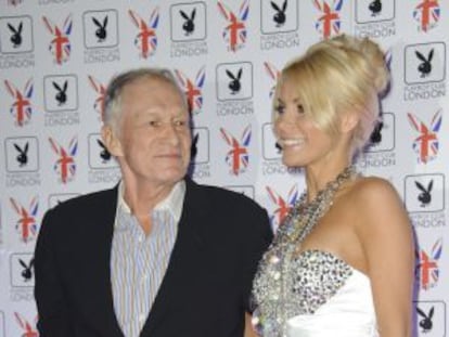 Hugh Hefner y su nueva esposa.