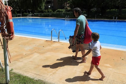 Piscina en una urbanización en el municipio de  Majadahonda (Madrid), el pasado año.