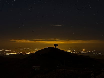 En primer plano, el observatorio que el IAA tiene en Sierra Nevada. Tras él, las luces de Granada en una imagen de 2017.