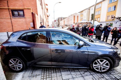 Un vehículo de la Policía Nacional abandona el juzgado con la compañera de la joven que ha declarado este viernes en el juicio.