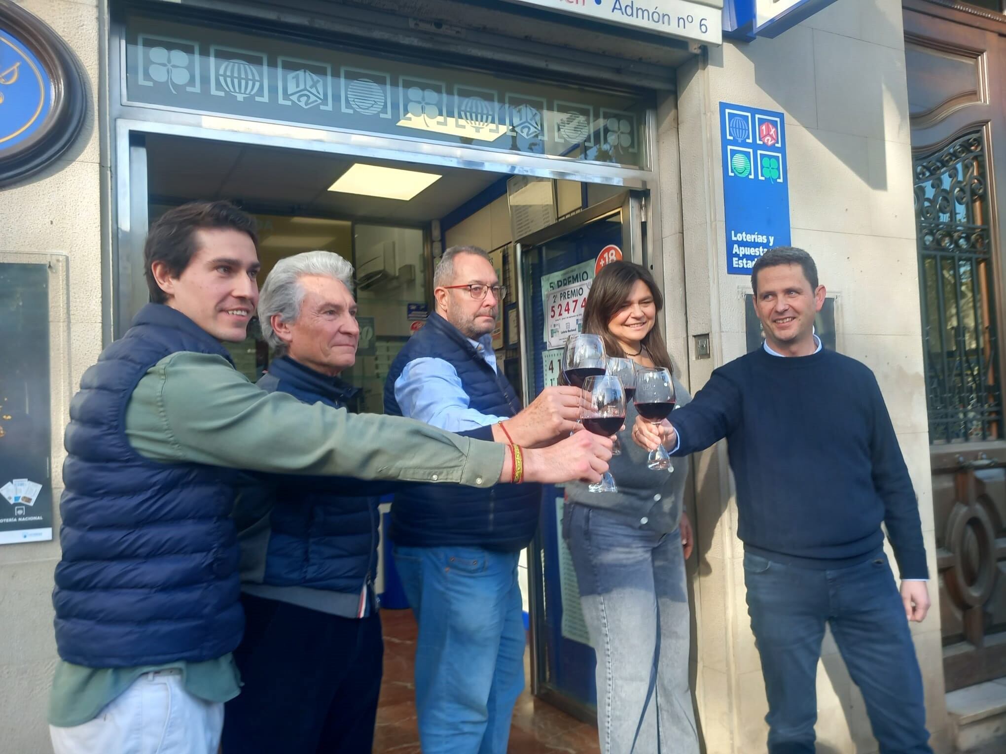 Ni cava ni champán por los aires: el ‘Gordo’ de Logroño se brinda con tinto riojano