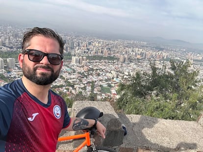 Gabriel Boric junto a su bicicleta, en Santiago (Chile), en una imagen compartida este martes en sus redes sociales.