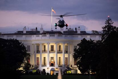 El helicóptero Marine One despega este martes del jardín sur de la Casa Blanca después de llevar al presidente de Estados Unidos, Donald Trump, tras su alta del Hospital Walter Reed, en Washington.