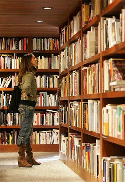 Una de las salas de la librería del Museo Nacional Centro de Arte Reina Sofía de Madrid.