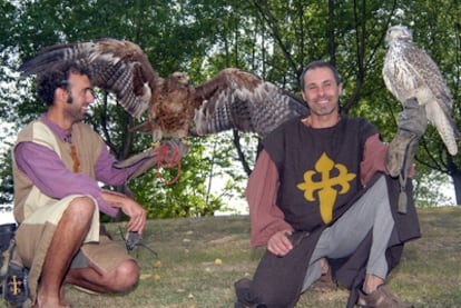 Los empresarios Daniel Piñeiro y Francisco González de Falcóns Galicia, con un águila real y un halcón gerifalte.