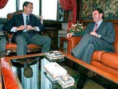 El presidente Zaplana y el líder socialista Joan Ignasi Pla, ayer en el Palau de la Generalitat.
