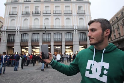 Un comprador del iPhone 6 en la Puerta del Sol de Madrid