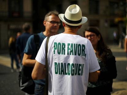 Un hombre se manifiesta por el diálogo en Barcelona.