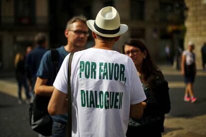 Un hombre se manifiesta por el diálogo en Barcelona.