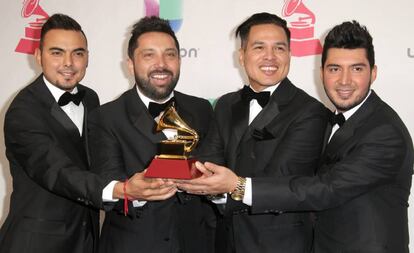 La Banda El Recodo de Cruz Lizarraga posa con su premio a Mejor Álbum de Banda en los Grammy Latino.