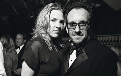 Krall junto a su marido, el cantante y compositor británico Elvis Costello. Juntos tienen dos gemelos de ocho años: “De momento, a uno le tira más la batería y al otro la conga”.