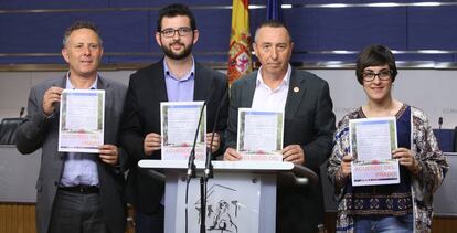 De derecha a izquierda, los diputados en el Congreso Marta Sorlí, Joan Baldoví e Ignasi Candela, en una imagen de archivo.