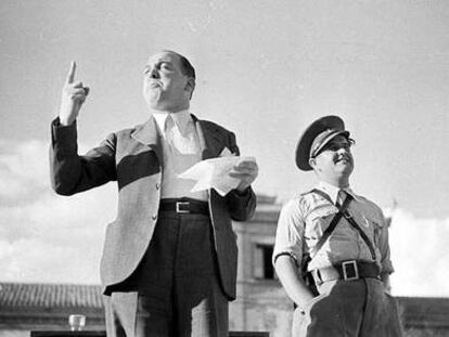 Melchor Rodríguez recita un poema a la bandera republicana, en un acto celebrado en Madrid en el otoño de 1938.