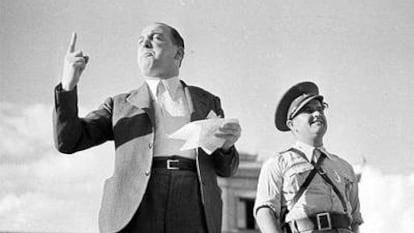 Melchor Rodríguez recita un poema a la bandera republicana, en un acto celebrado en Madrid en el otoño de 1938.