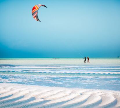 Kitesurfistas en una playa de Zanzíbar, en Tanzania.