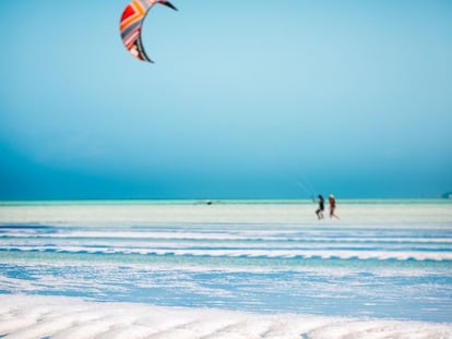 Kitesurfistas en una playa de Zanzíbar, en Tanzania.