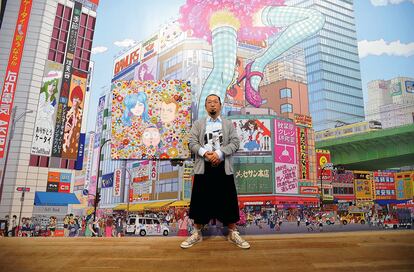 Takashi Murakami, en la imagen ante su obra <i>Kirsten Dunst & McG & Me</i>, en la Tate Modern de Londres en 2008, posee una corporación, la Kaikai Kiki, con oficinas en Tokio y Nueva York, que genera beneficios increíbles. Murakami lanzó la idea de lo superplano y la sumisión a la tradición japonesa del <i>manga</i>.