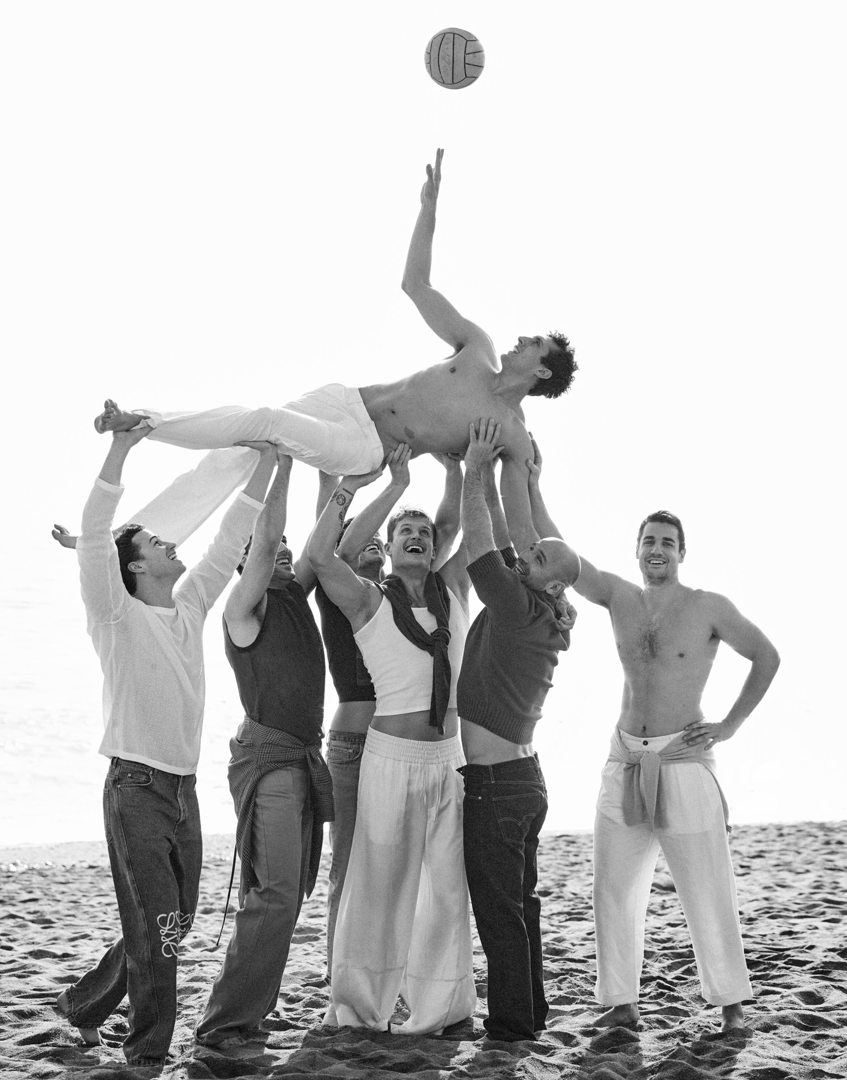 Parte de la selección española de waterpolo, fotografiada en Barcelona. Álvaro Granados lleva camiseta de Gimaguas y pantalones vaqueros de Loewe; Marc Larumbe, top de Gimaguas, camisa de Juan Guijarro en la cintura y pantalones de Gimaguas; Bernat Sanahuja, polo de Dolce & Gabbana y vaqueros de Levi’s; Sergi Cabanas, camiseta de Gimaguas en los hombros, top de Levi’s y pantalones de Emporio Armani; Felipe Perrone, jersey de Hermès y vaqueros de Levi’s; Eduardo Lorrio, jersey de Loewe y pantalón de Giorgio Armani, y Unai Aguirre, alzado por sus compañeros, pantalones de Tommy Hilfiger.