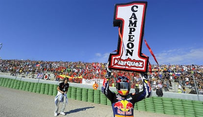 Márquez, de 17 años, celebra el título mundial ante las gradas del circuito Ricardo Tormo, en Cheste (Valencia).