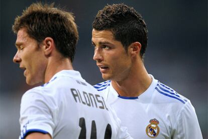 Cristiano Ronaldo, junto a Xabi Alonso, durante el partido frente a Osasuna.