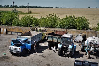 Maquinaria y campos de trigo en una explotación de Verbove, en la región de Zaporiyia, ocupada en un 66% por las tropas rusas.