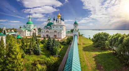 Monasterio junto al lago Nero, en Rostov.