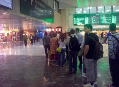 Pasajeros hacen cola en la estación de Sants.