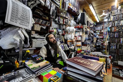 Shmuel Brenner, en su comercio de artículos religiosos judíos, en el barrio de Mea Shearim de Jerusalén, el 5 de octubre. 