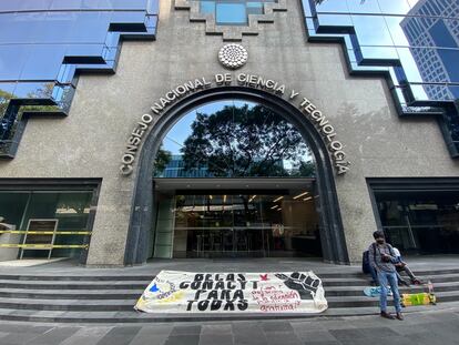Estudiantes protestan contra los recortes a becas del Conacyt, a las afuera de la sede del Consejo en Ciudad de México, en noviembre de 2020.
