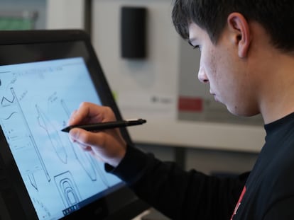 Un alumno diseña en una tableta.