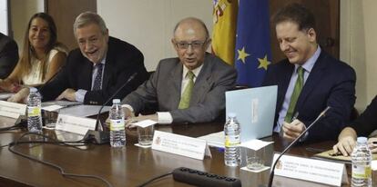 GRA242. MADRID, 30/07/2015.- El ministro de Hacienda, Crist&oacute;bal Montoro (2d) y el secretario de Estado de Administraciones P&uacute;blicas, Antonio Beteta (2i), durante la reuni&oacute;n de la Mesa de la Administraci&oacute;n General del Estado (AGE) en la que se abordar&aacute; las subidas salariales a los funcionarios y la posible devoluci&oacute;n de la paga extra de 2012. EFE/Alberto Martin