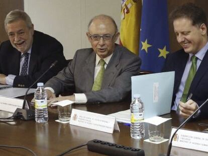 GRA242. MADRID, 30/07/2015.- El ministro de Hacienda, Crist&oacute;bal Montoro (2d) y el secretario de Estado de Administraciones P&uacute;blicas, Antonio Beteta (2i), durante la reuni&oacute;n de la Mesa de la Administraci&oacute;n General del Estado (AGE) en la que se abordar&aacute; las subidas salariales a los funcionarios y la posible devoluci&oacute;n de la paga extra de 2012. EFE/Alberto Martin