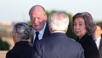 El rey Juan Carlos y la reina Sofía a su llegada al Tanatorio de La Paz de Madrid, tras el fallecimiento de la infanta Alicia de Borbón-Parma.