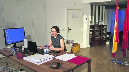 Isabel Díaz Ayuso, en el apartamento en el que pasa la cuarentena. Marzo 2020. Foto: COMUNIDAD DE MADRID