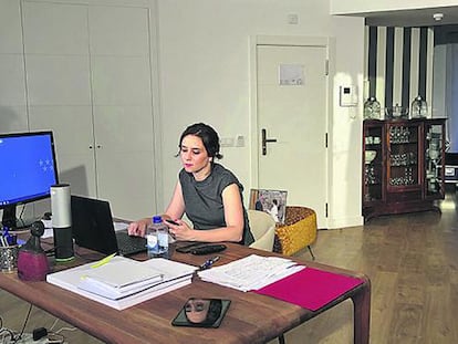 Isabel Díaz Ayuso, en el apartamento en el que pasa la cuarentena. Marzo 2020. Foto: COMUNIDAD DE MADRID