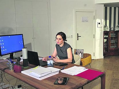 Isabel Díaz Ayuso, en el apartamento en el que pasa la cuarentena. Marzo 2020. Foto: COMUNIDAD DE MADRID